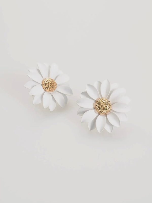 A Dasiy Floral Post Earring on Sale